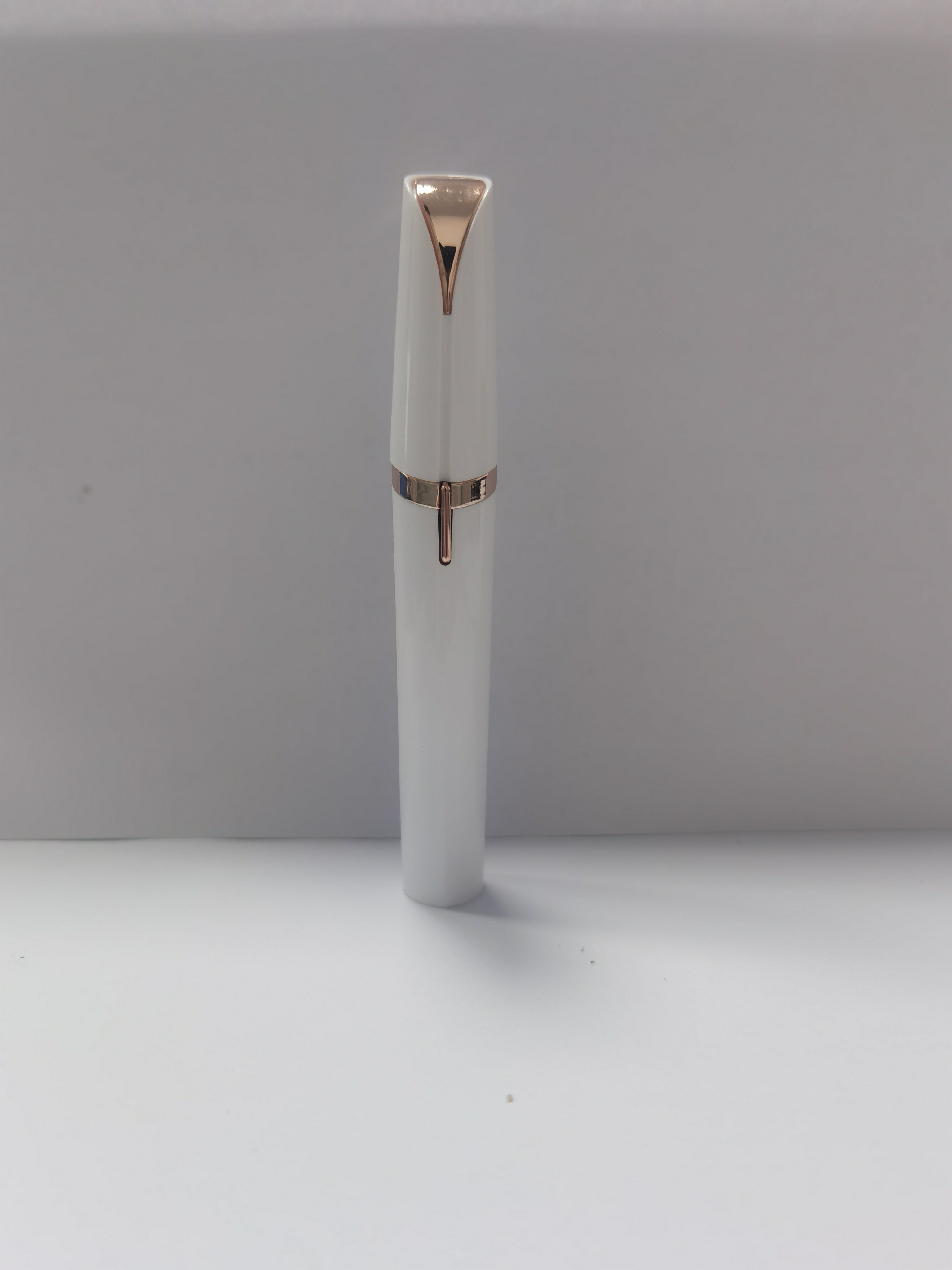 Depiladora eléctrica de cejas con luz LED – Indolora y portátil